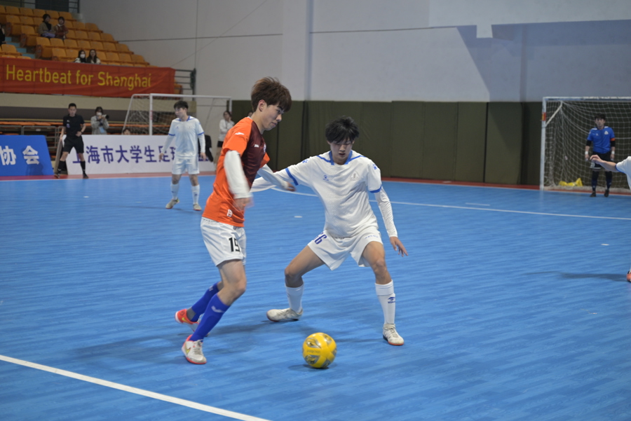 足球场上的激烈角逐令人屏息以待的简单介绍