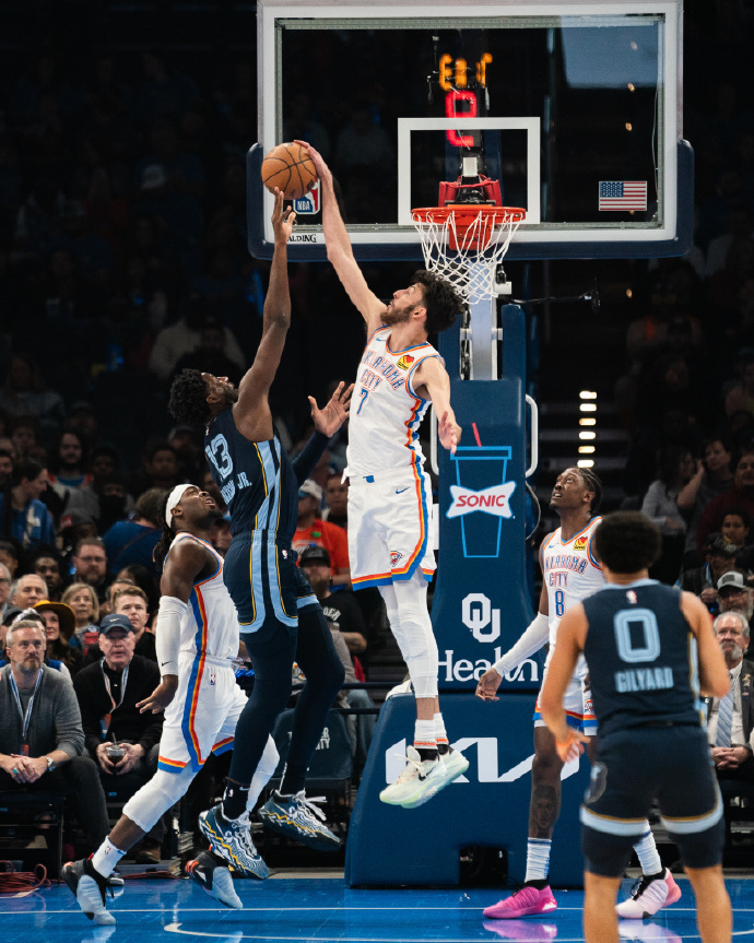 关于巨人雪藏出场，灰熊主场大胜雷霆的信息