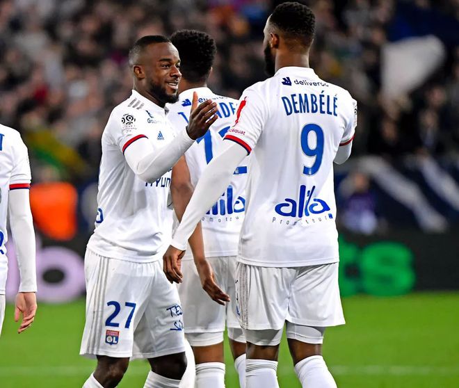 包含里昂客场力克波尔多，积分笑傲榜首的词条