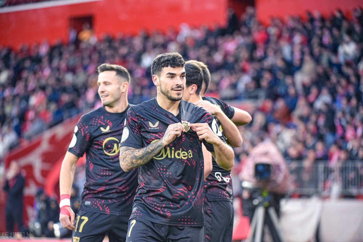 包含塞维利亚中场组织稳定多次助攻助球队取胜的词条