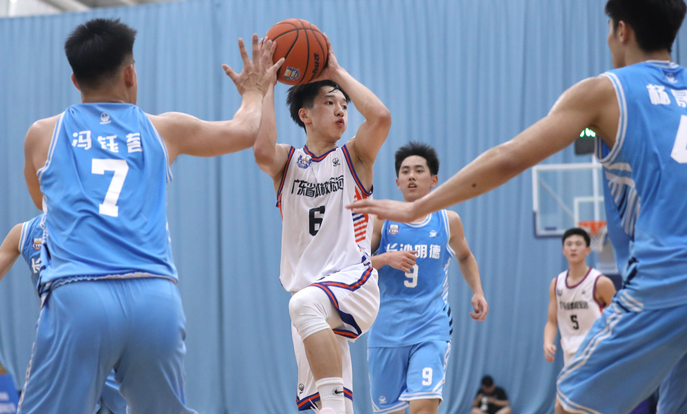 包含广东宏远队的胜利点亮了联赛赛场的词条