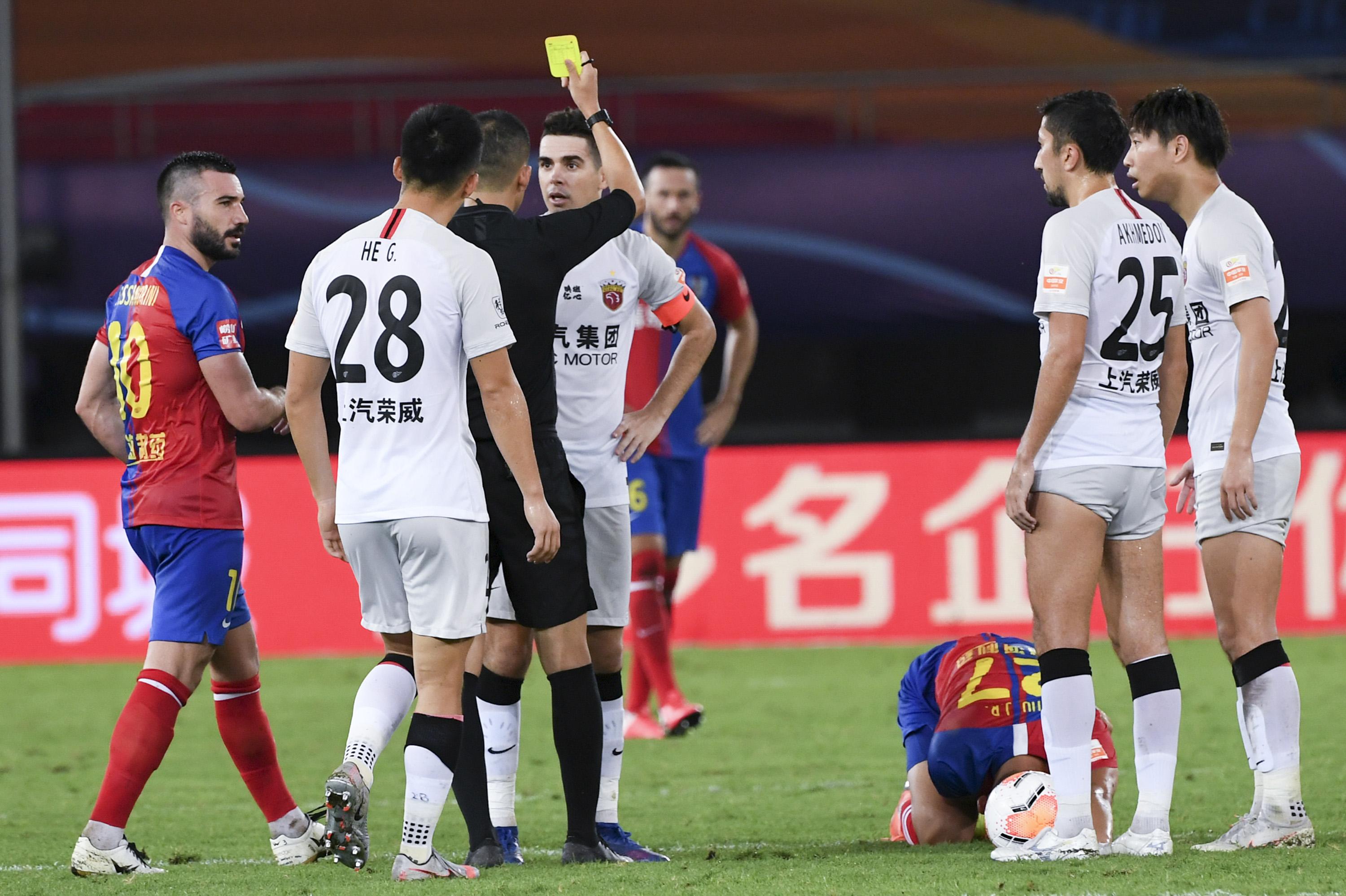 上港球员赛前受伤，能否顶替位置引发关注的简单介绍