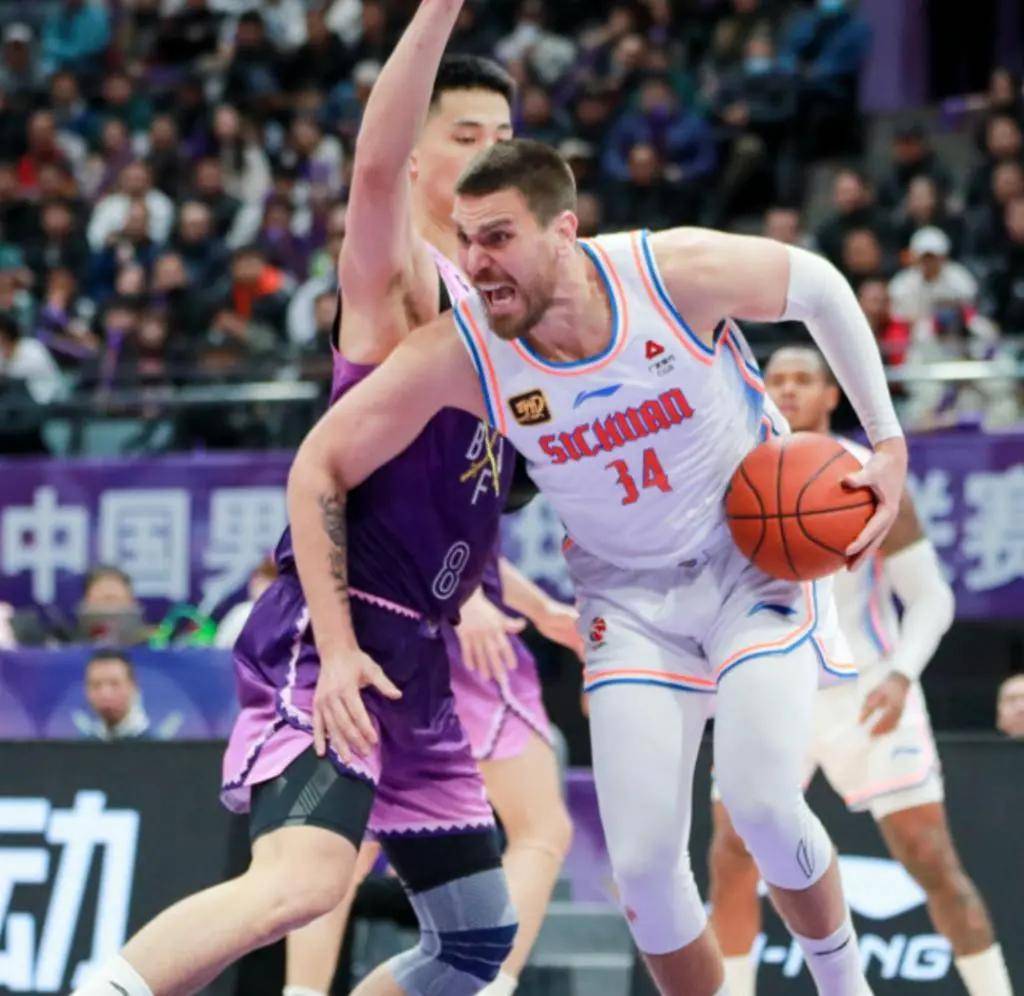 四川男篮客场惨败，遭受连败压力