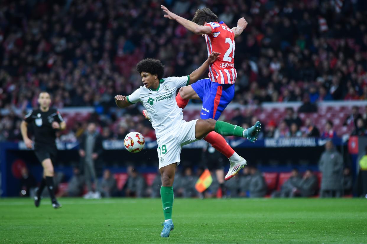 西班牙轻松取胜，领跑小组赛第一名