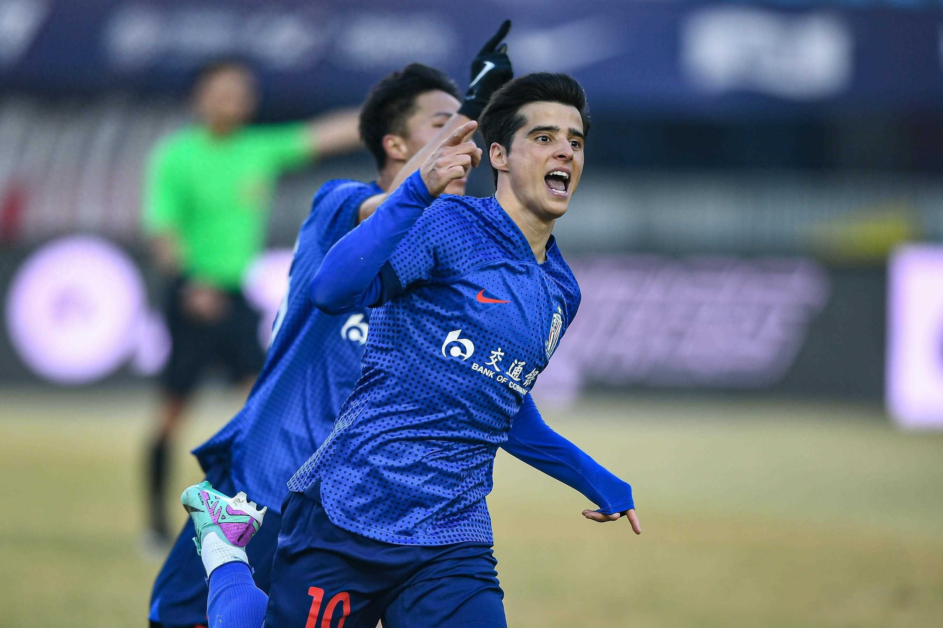 关于申花队球员表现出色,助力球队赢得比赛的信息 关于申花队球员表现出色,助力球队赢得比赛的信息