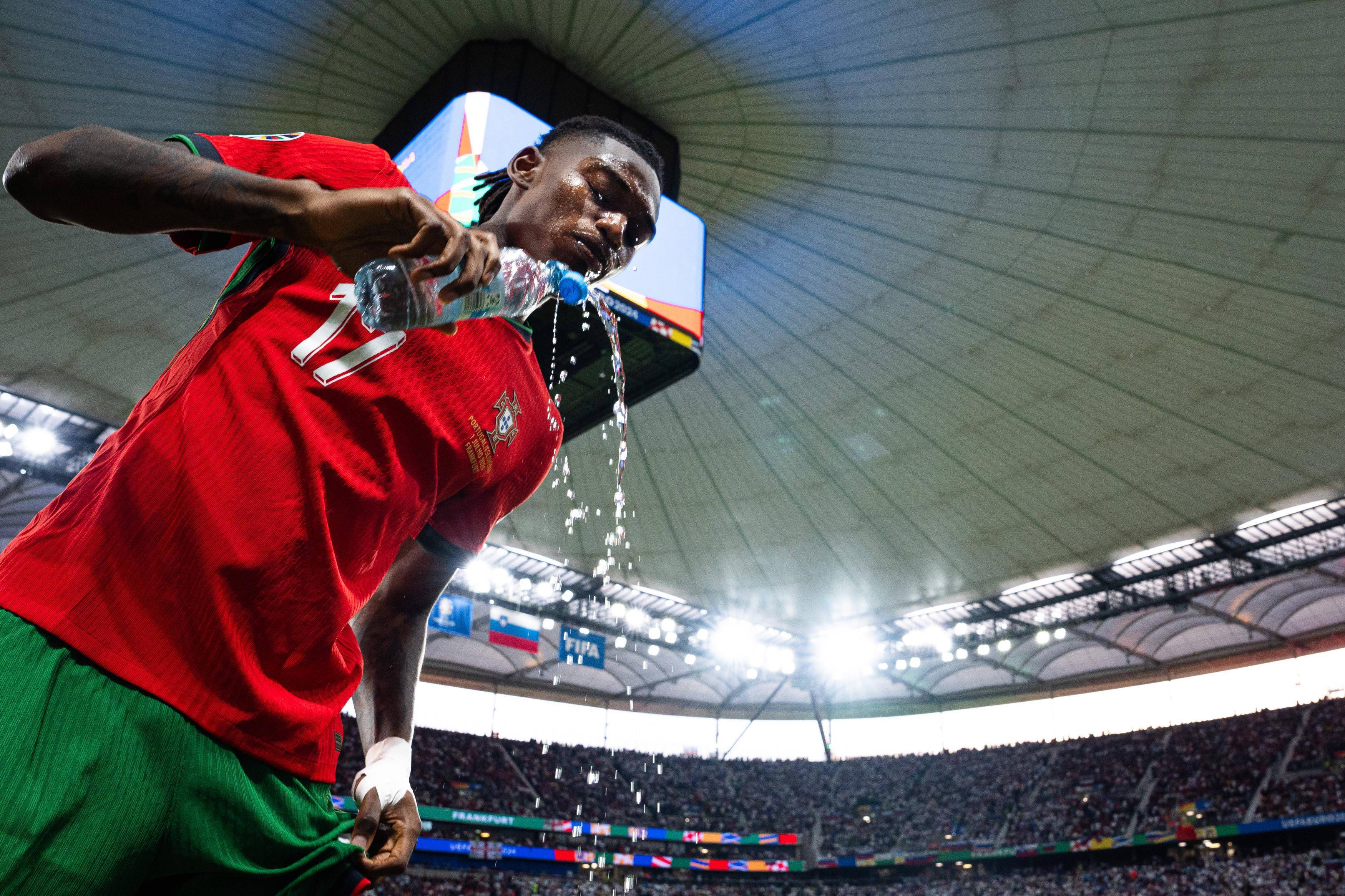 包含拉脱维亚队逆风翻盘，成功晋级欧锦赛决赛阶段的词条