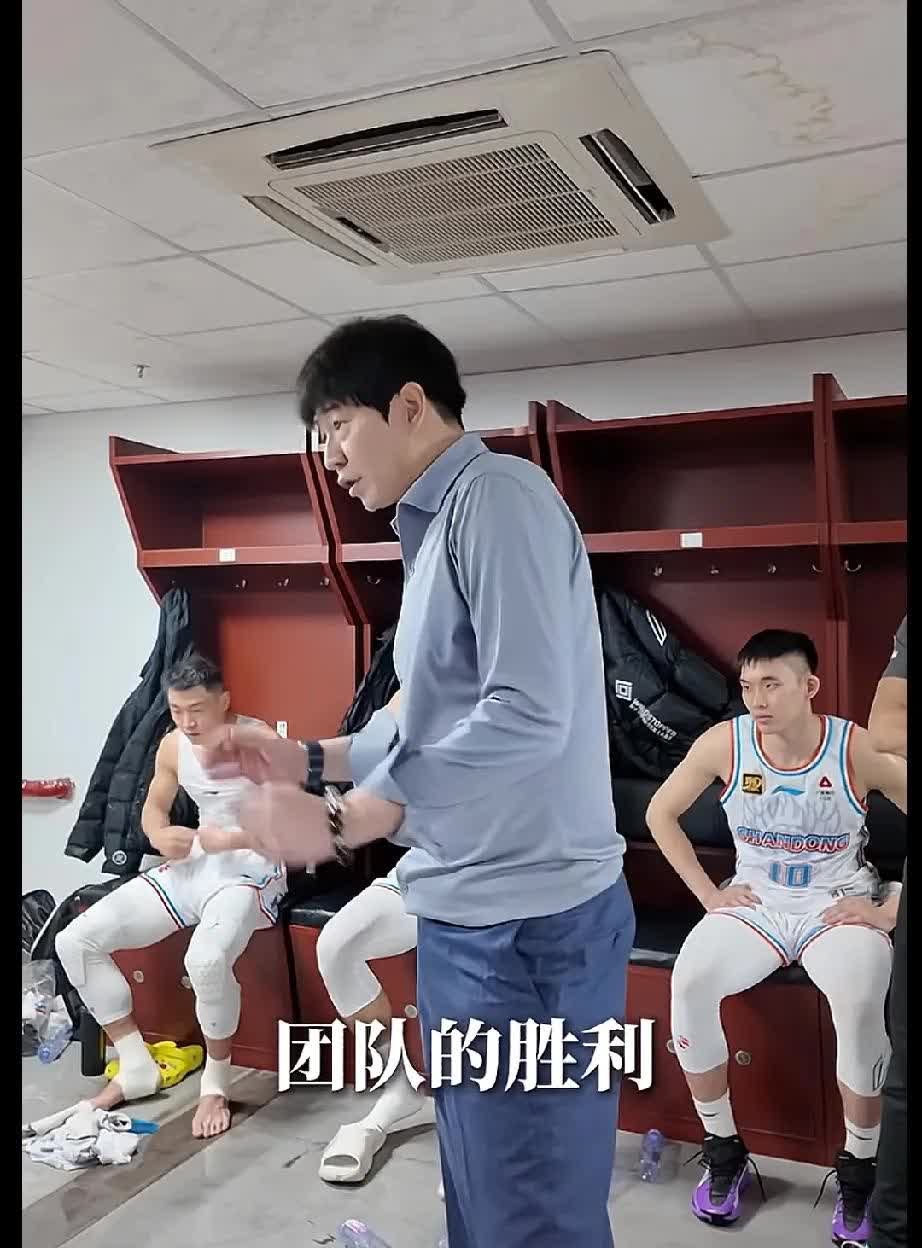 千钧一发！球员最后时刻关键得分带领球队成功