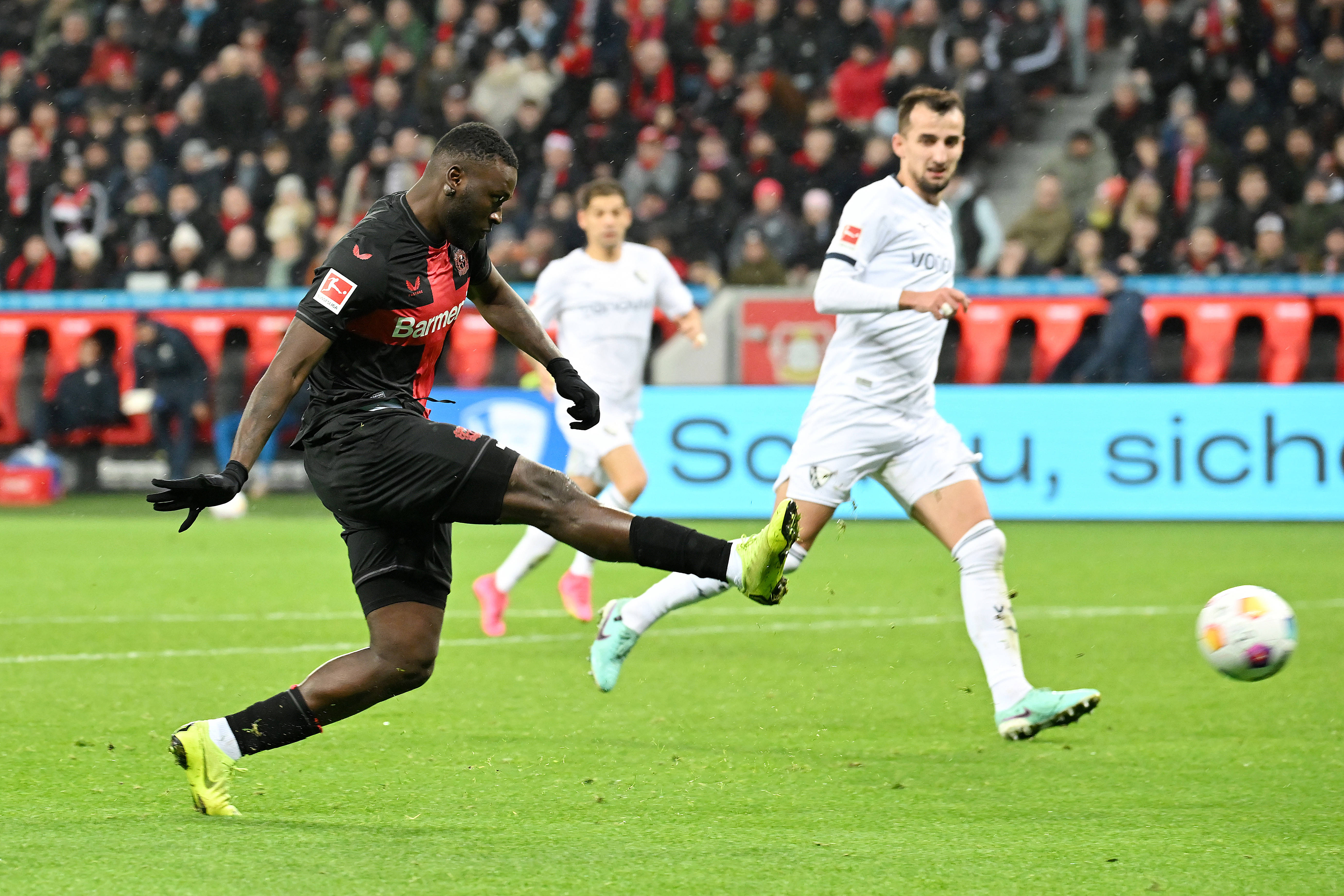 勒沃库森队在客场比赛中取得胜利