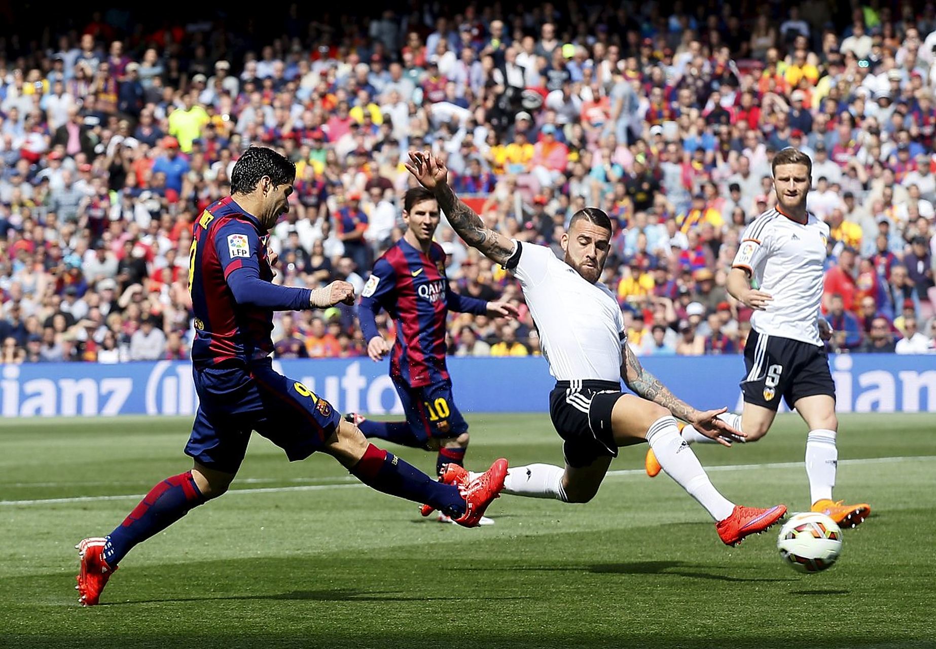 包含卡利亚里客场负于AC米兰，球队排名下滑的词条