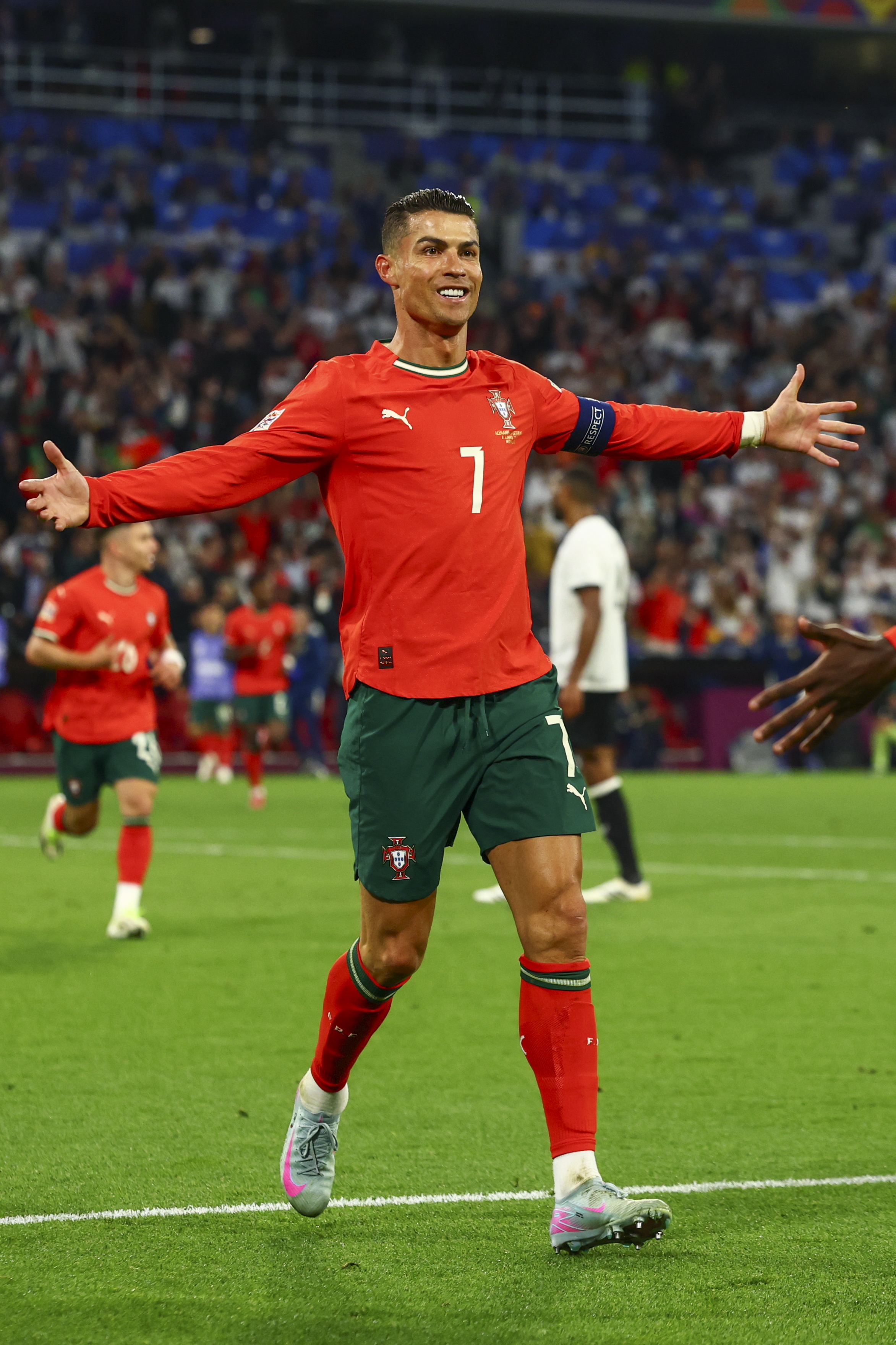 包含英超重磅对决：葡萄牙迎战葡萄牙，表现神勇的词条