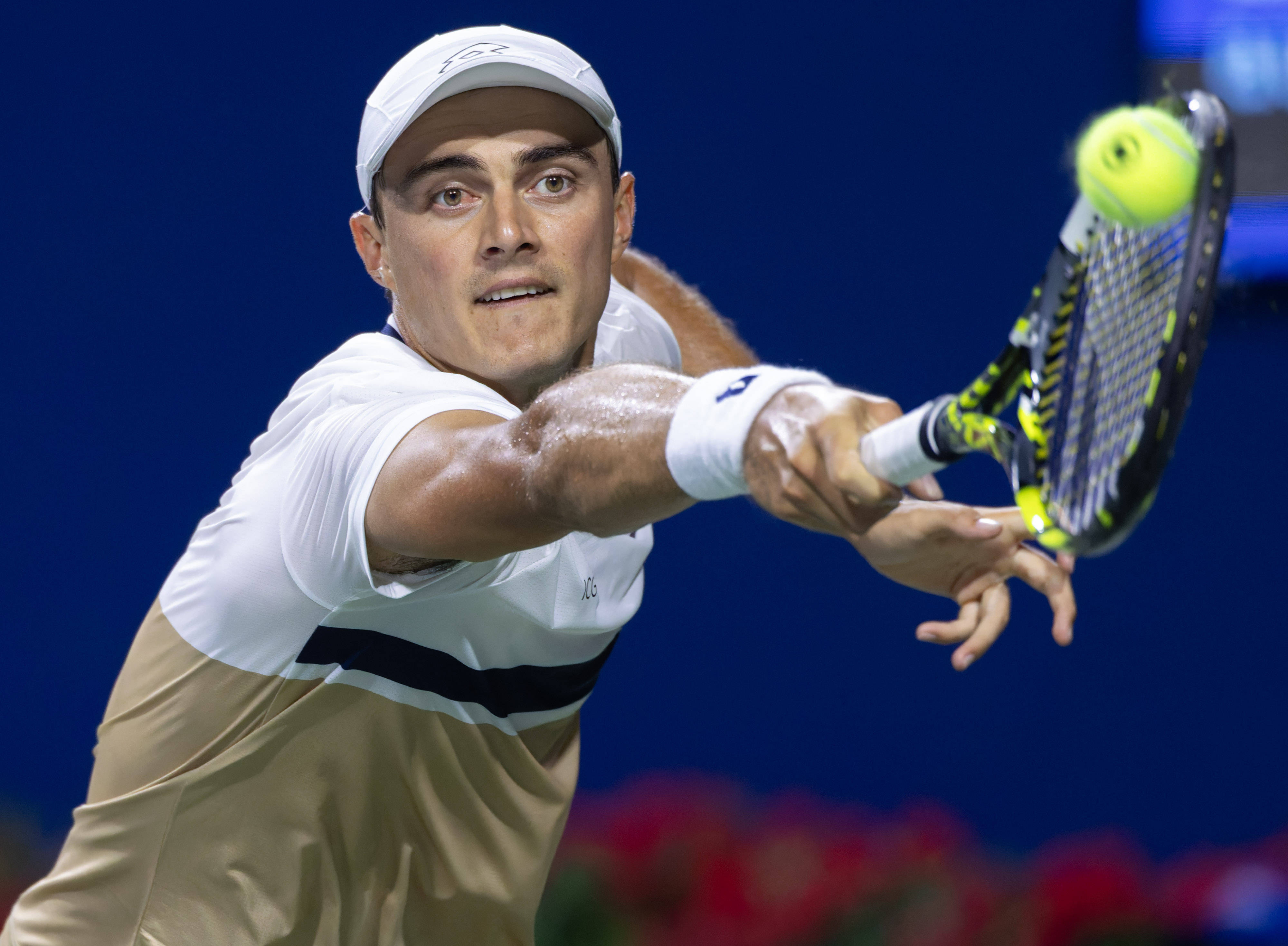 包含美国网球队翻盘世界网球队，兹维列夫爆发神勇的词条