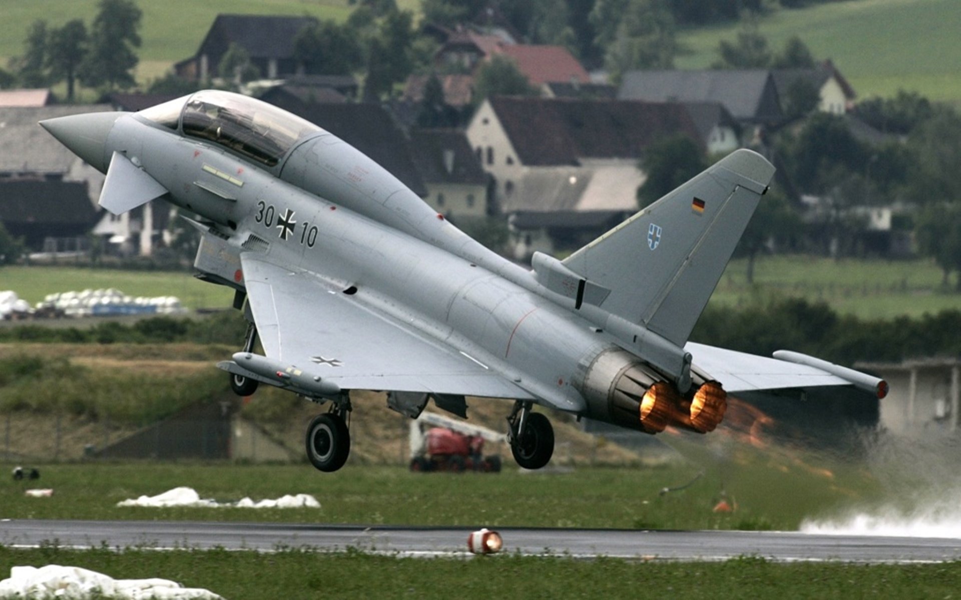 杰伦格林爆砍42分！活塞队史最强火力网，黄蜂防线遭全面压制