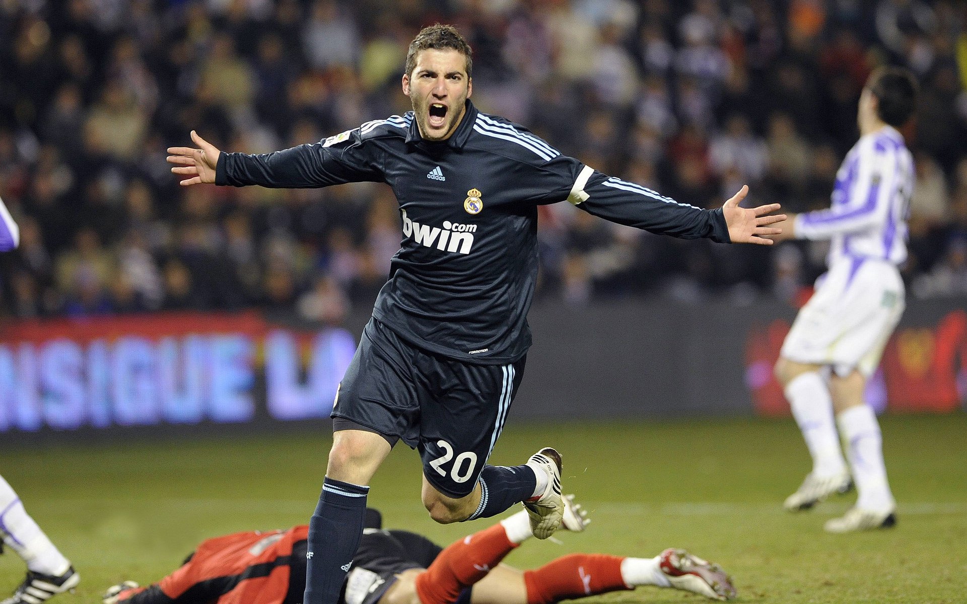 闪耀欧冠之巅，阿尔瓦雷斯关键节点连续得分，改写决赛之夜战局